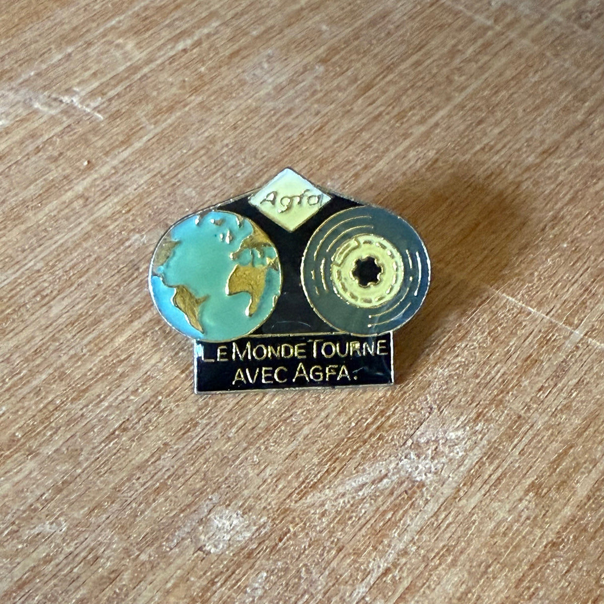 Pin's Le Monde Tourne avec AGFA